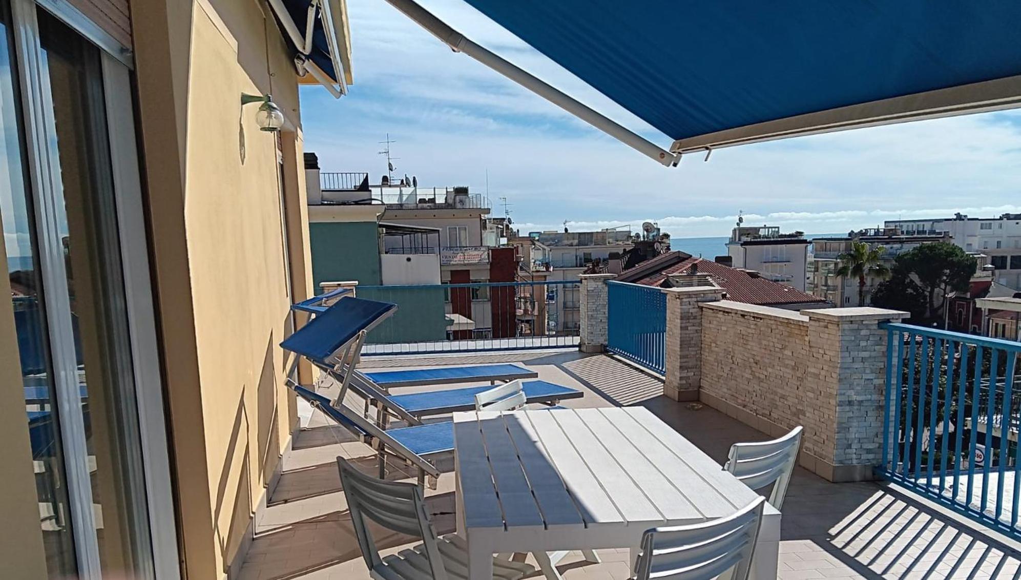 The Sailing Ship - Attico Con Grande Terrazzo Appartement Alassio